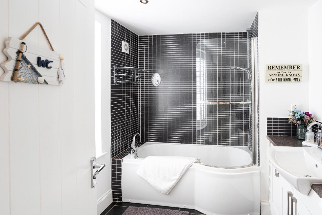 Finest Retreats - Lighthouse Cottage Rampside Екстериор снимка